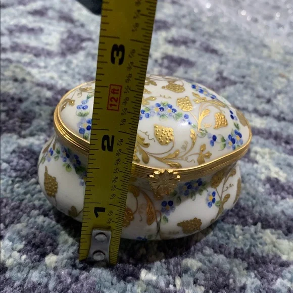 Vintage French Floral Ceramic very ornate Limoges trinket box w hinged lid - Picture 11 of 11